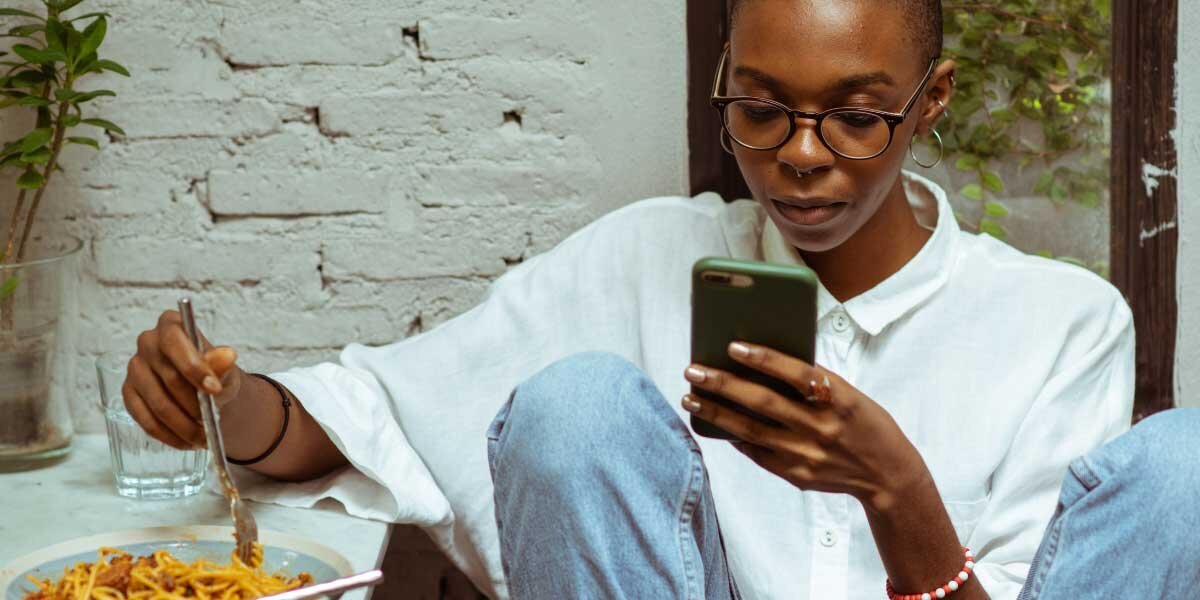 Photo de Ketut Subiyanto: https://www.pexels.com/fr-fr/photo/femme-smartphone-mur-naviguer-4353620/