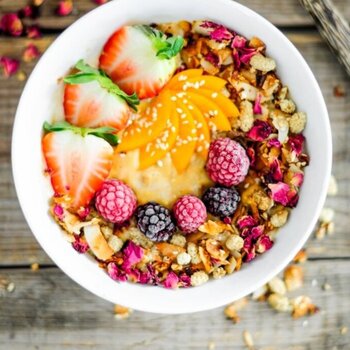 6 ALIMENTOS PARA TER CABELOS AFRO BONITOS
