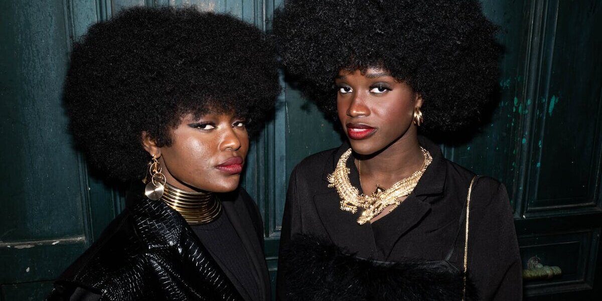 Como Combinar os Seus Brincos com Penteados Afro de Forma Eficaz?