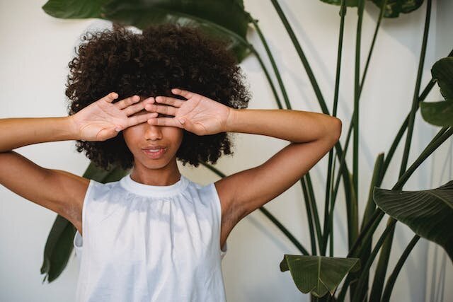 Harmonia de Estilo: Combinar Penteados Afro e Roupa para Cada Ocasião