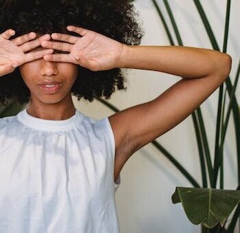Harmonia de Estilo: Combinar Penteados Afro e Roupa para Cada Ocasião