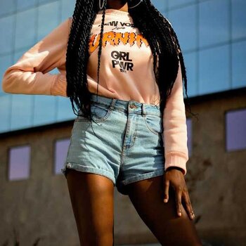 Photo de nappy: https://www.pexels.com/fr-fr/photo/femme-posant-pour-une-photo-1858985/
