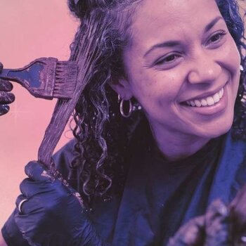 Cabelos brancos em cabelo afro: as alternativas naturais às colorações químicas