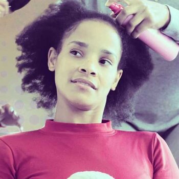 Guia simples para desembaraçar o seu cabelo crespo e encaracolado
